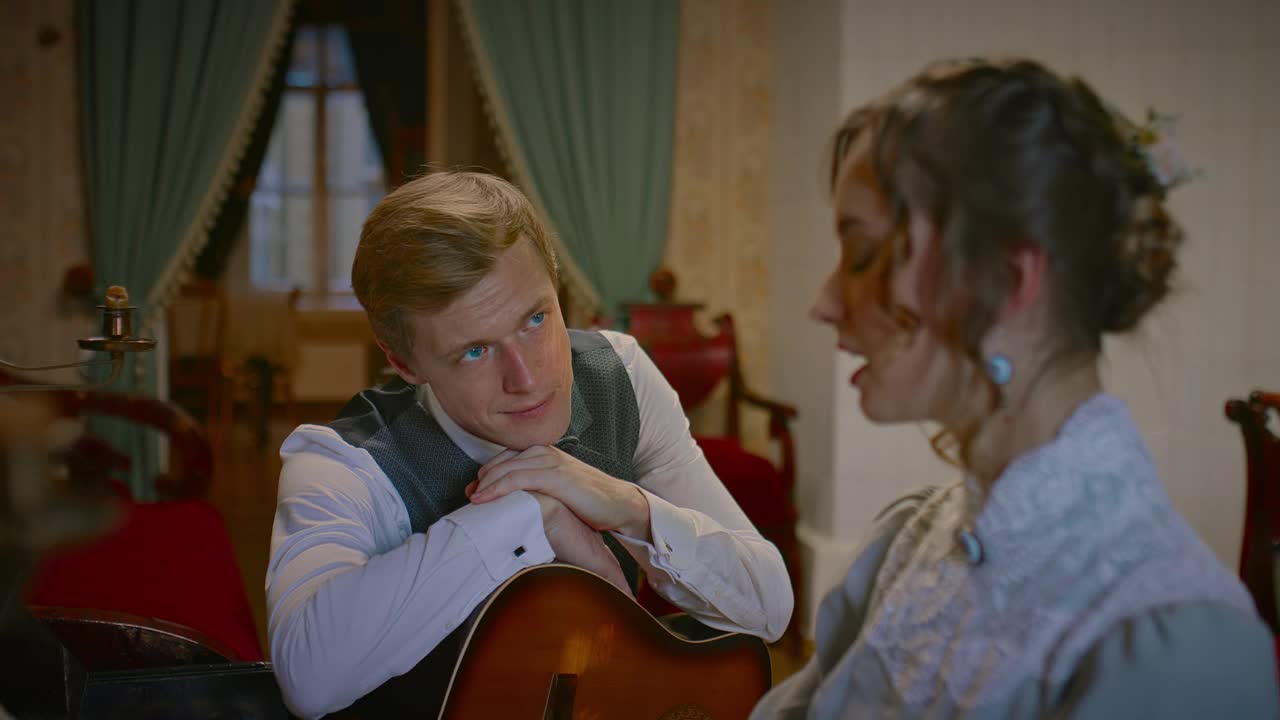 19世纪的历史，中年男子听年轻女子弹钢琴，4K, Prores视频下载