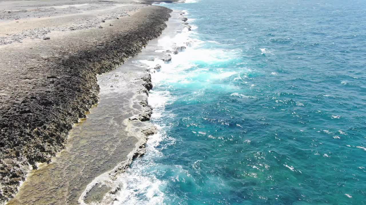 库拉索岛波卡国家公园崎岖的海岸线，海浪撞击，鸟瞰图视频素材