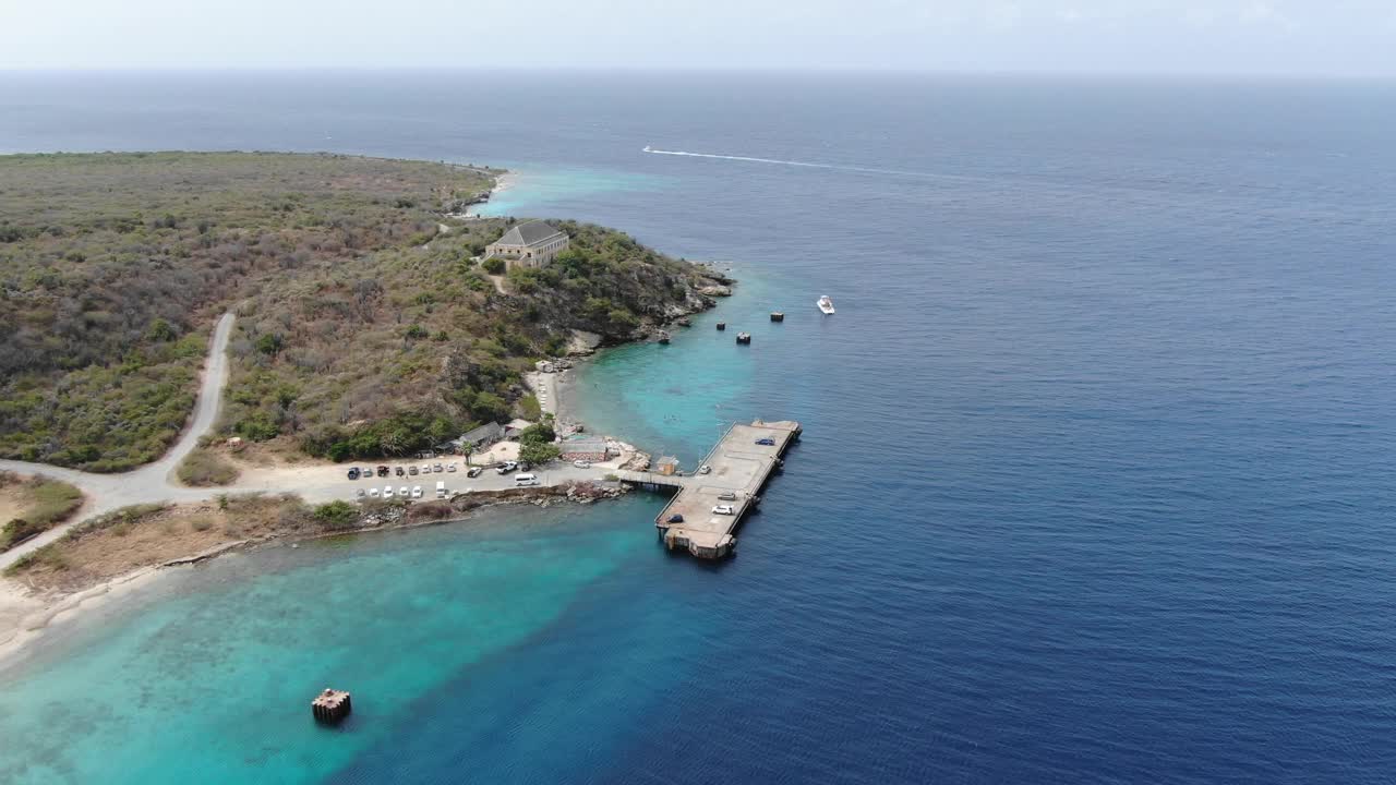 库拉索岛的拖船海滩，清澈的海水和系泊的船只，鸟瞰图视频素材