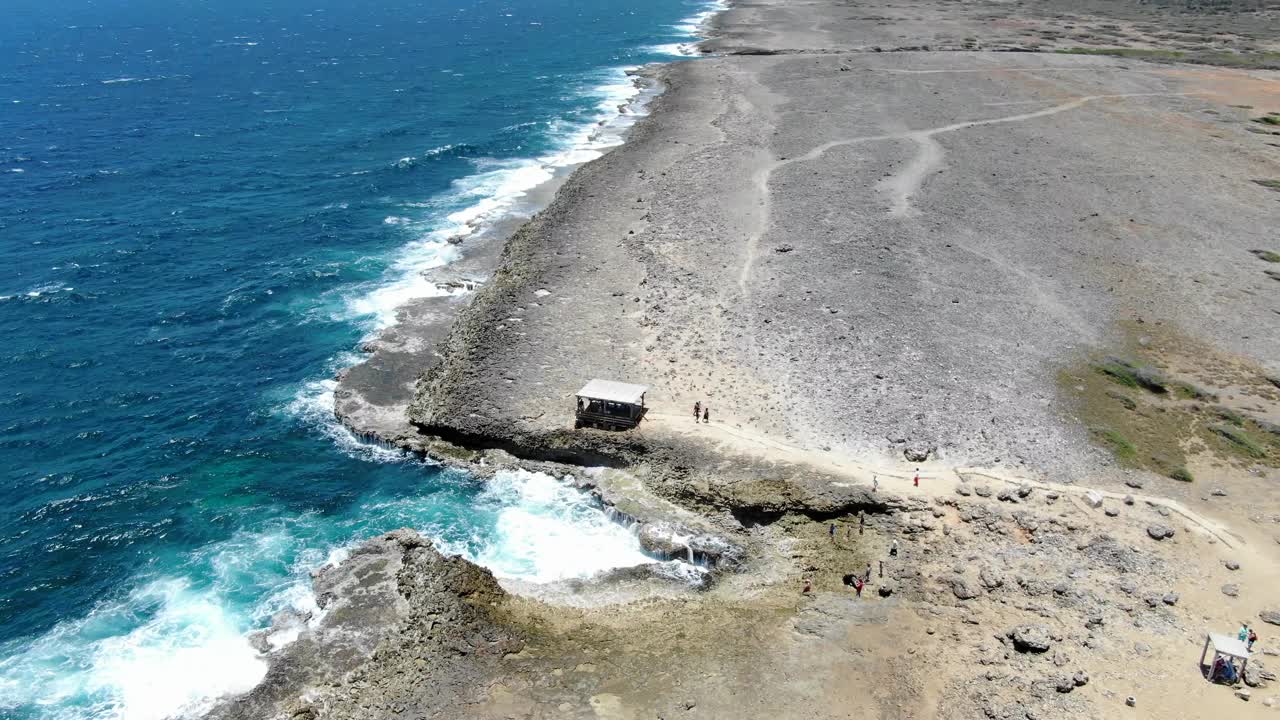 谢特博卡国家公园，海浪拍打着荒凉的海岸，鸟瞰图视频素材