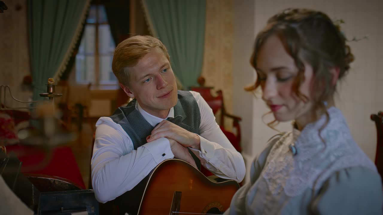 19世纪恋人的浪漫约会，爱男人听女人弹钢琴，4K, Prores视频下载