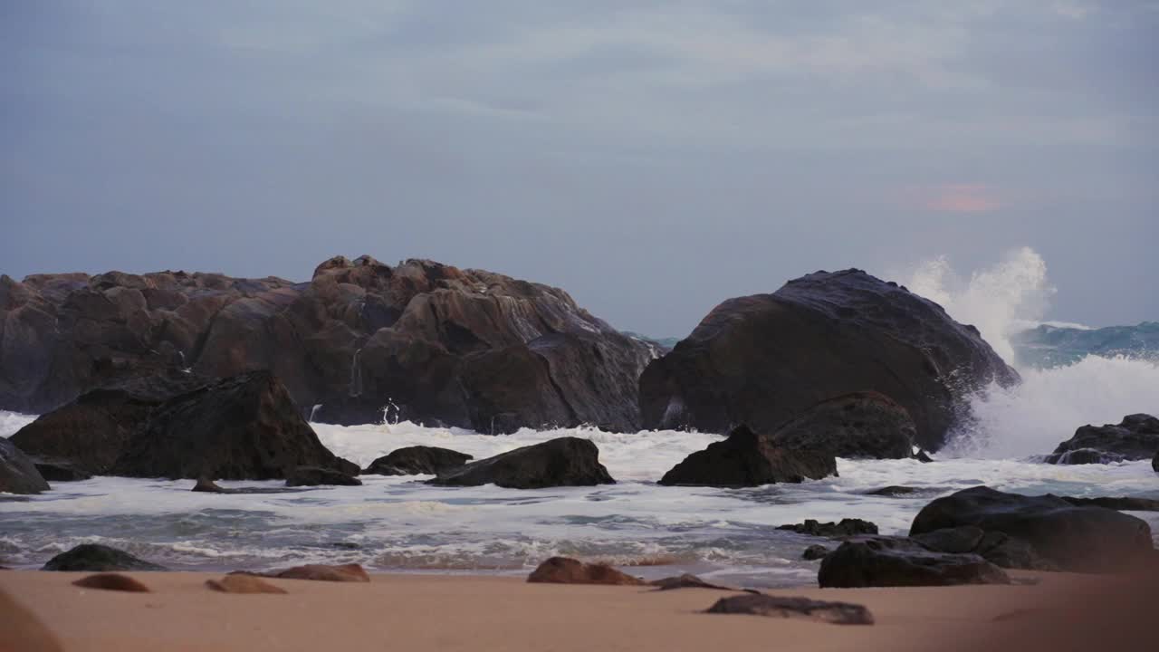 雄伟的海浪打破宁静的海滩巨石视频素材