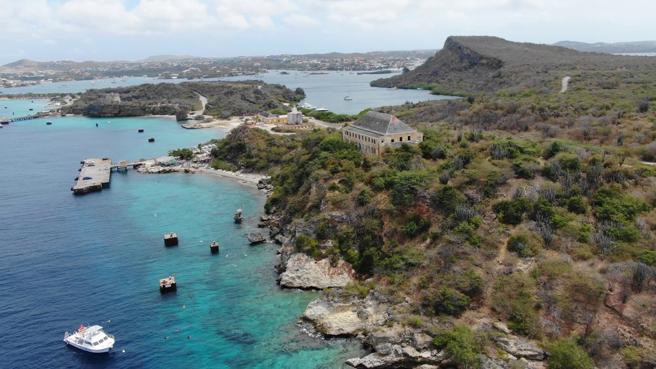 库拉索岛拖船海滩，清澈的海水和崎岖的海岸线，鸟瞰图视频素材