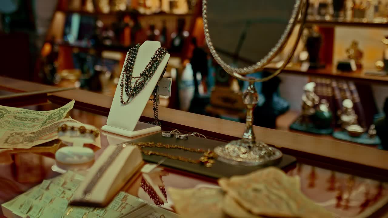 昂贵的珠宝与宝石展示在19世纪的商店，特写视图，4K, Prores视频下载