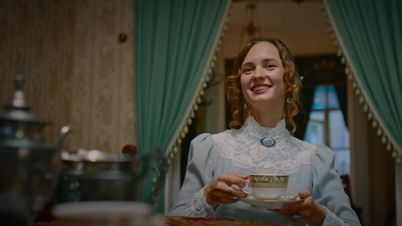 19世纪的年轻美女喝茶，复古内饰，4K，普罗斯视频下载