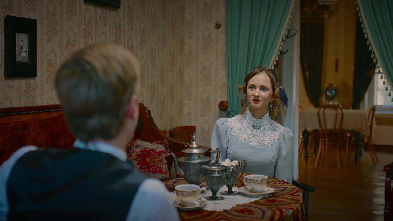 19世纪美丽的女人和男人在喝茶时交谈，室内肖像，4K, Prores视频下载