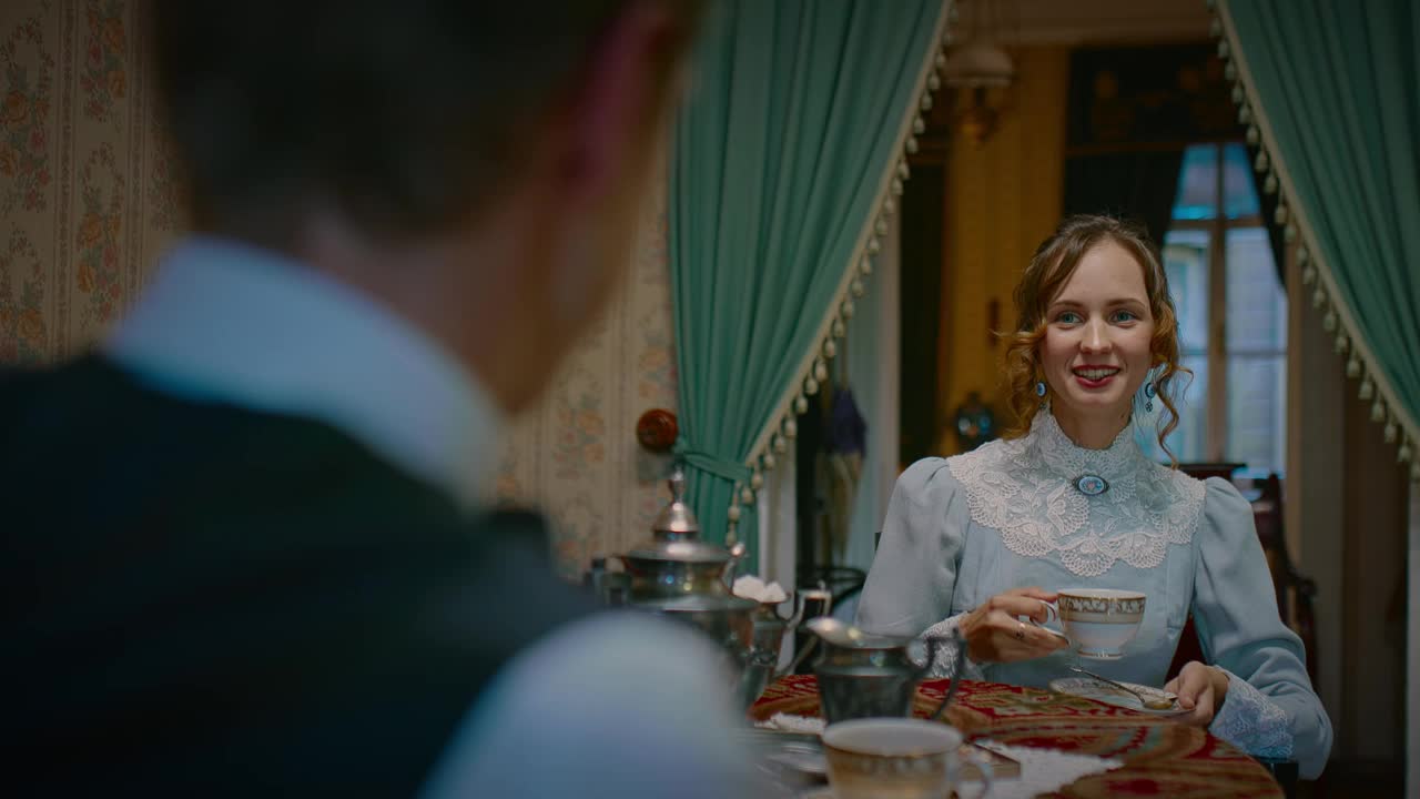幸福的女人和男人在19世纪的老房子里喝茶，肖像，4K, Prores视频下载