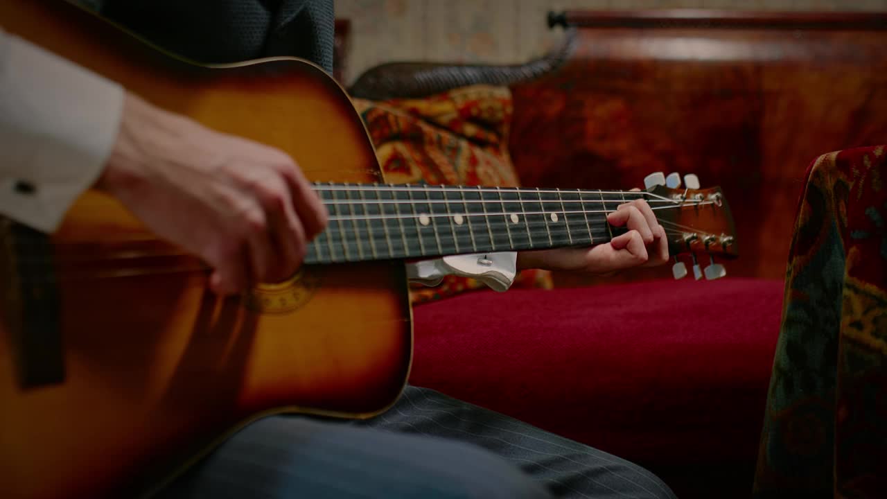 才华横溢的男音乐家在19世纪的复古室内弹吉他，特写，4K, Prores视频下载