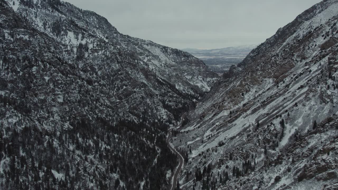 美国福克峡谷底部的道路，雪景视频素材