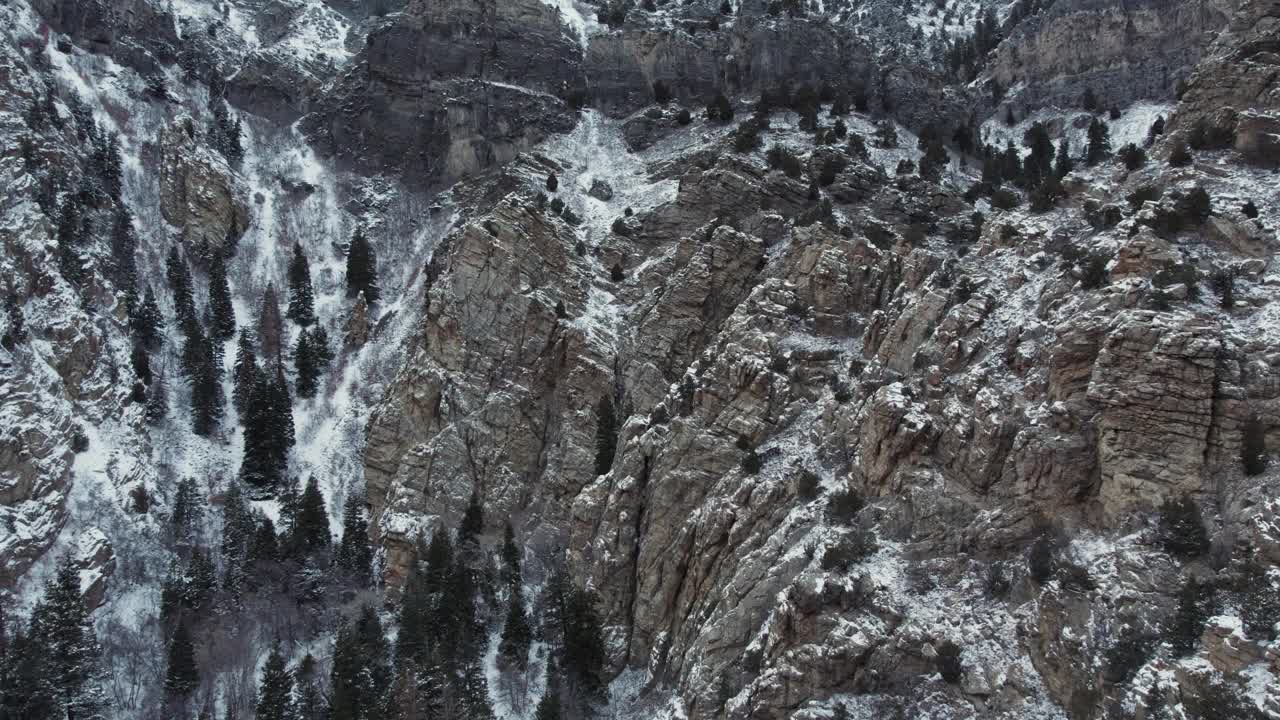 美丽的美国福克峡谷冬季景观，上升航拍视频素材