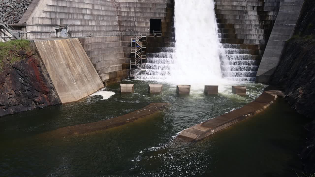 大型水坝溢洪道满负荷流动视频素材