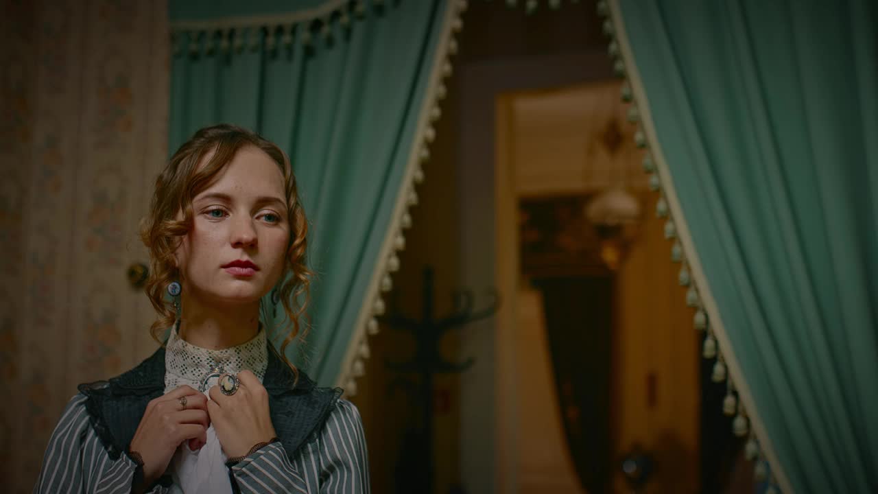 19世纪的室内，一个穿着复古长袍的悲伤女人的肖像，4K，普罗斯视频下载