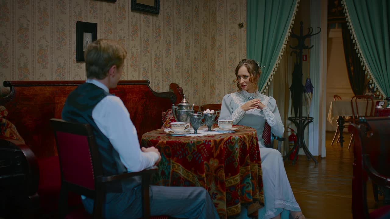 晚餐后，女人和男人在19世纪的复古房子里聊天，4K，普罗斯视频下载