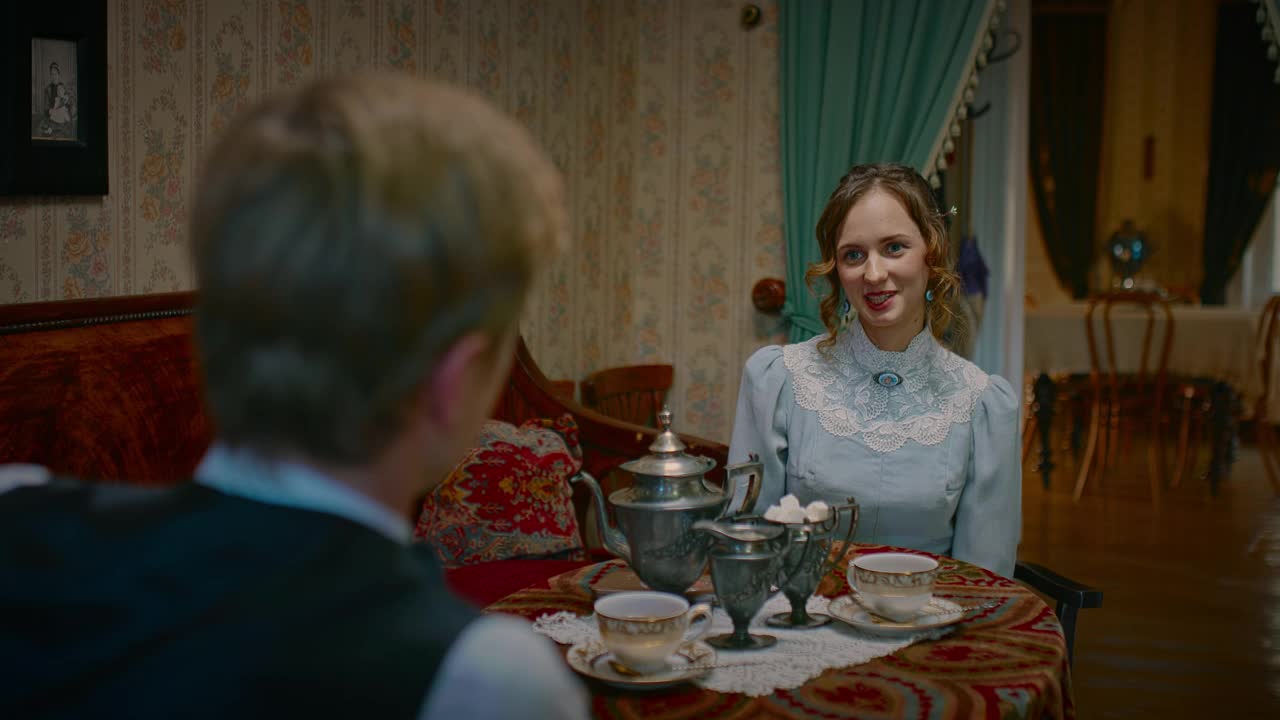 19世纪年轻女子喝茶时与男子交谈的历史肖像，4K, Prores视频下载