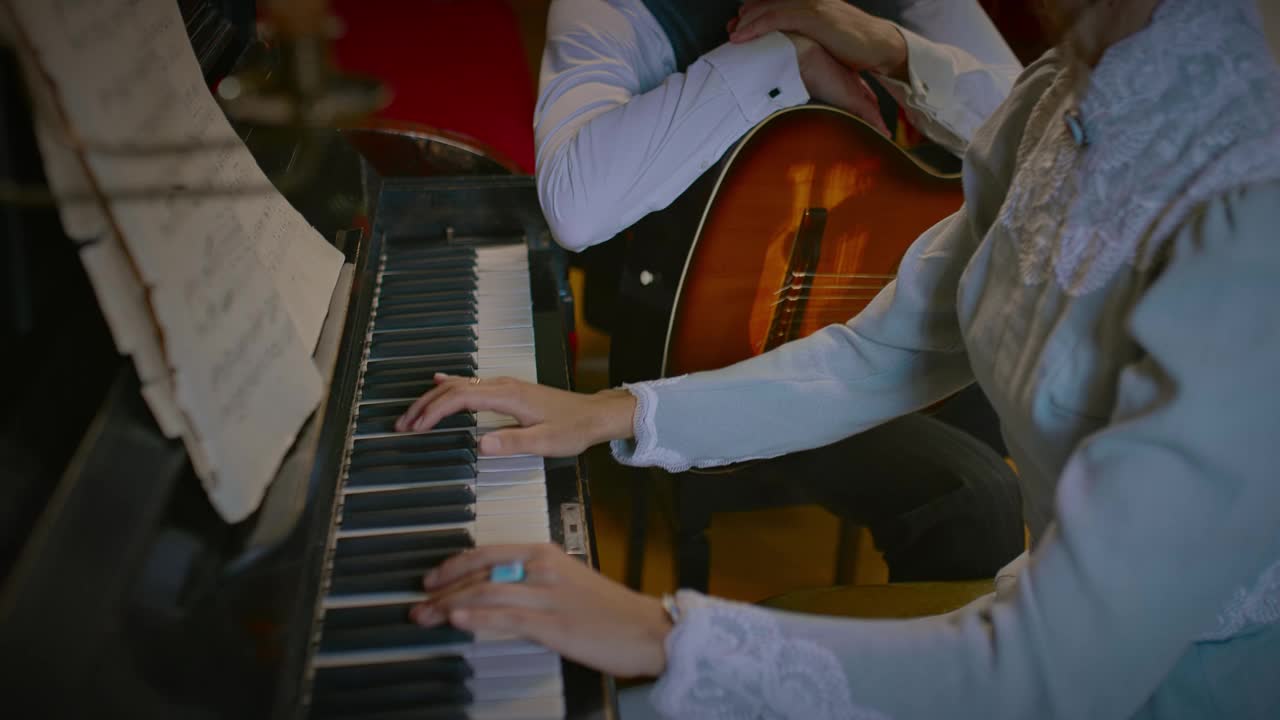 可爱的男人看着漂亮的女人在老式室内弹钢琴，19世纪，4K, Prores视频下载