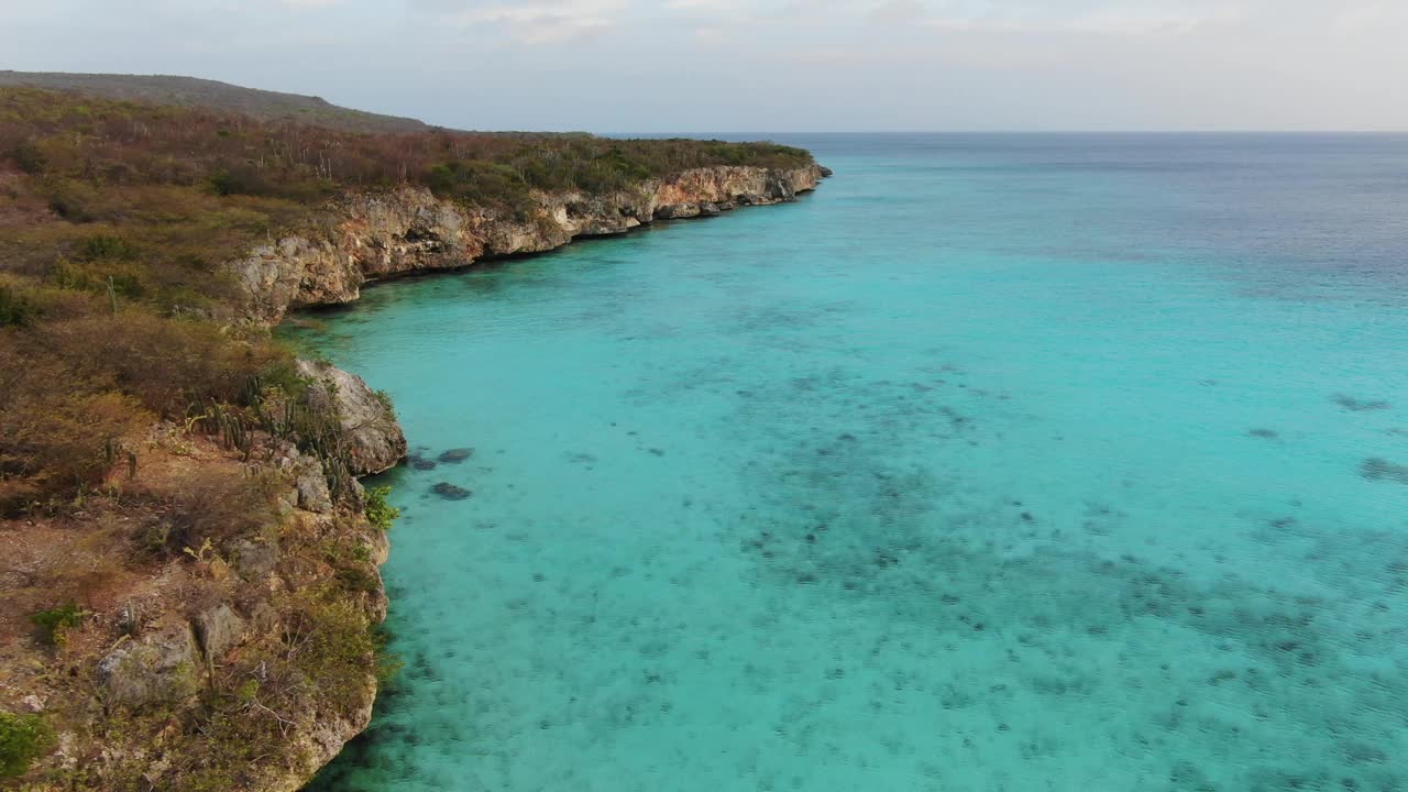 库拉索岛悬崖林立的科科莫海滩，绿松石般的海水视频素材