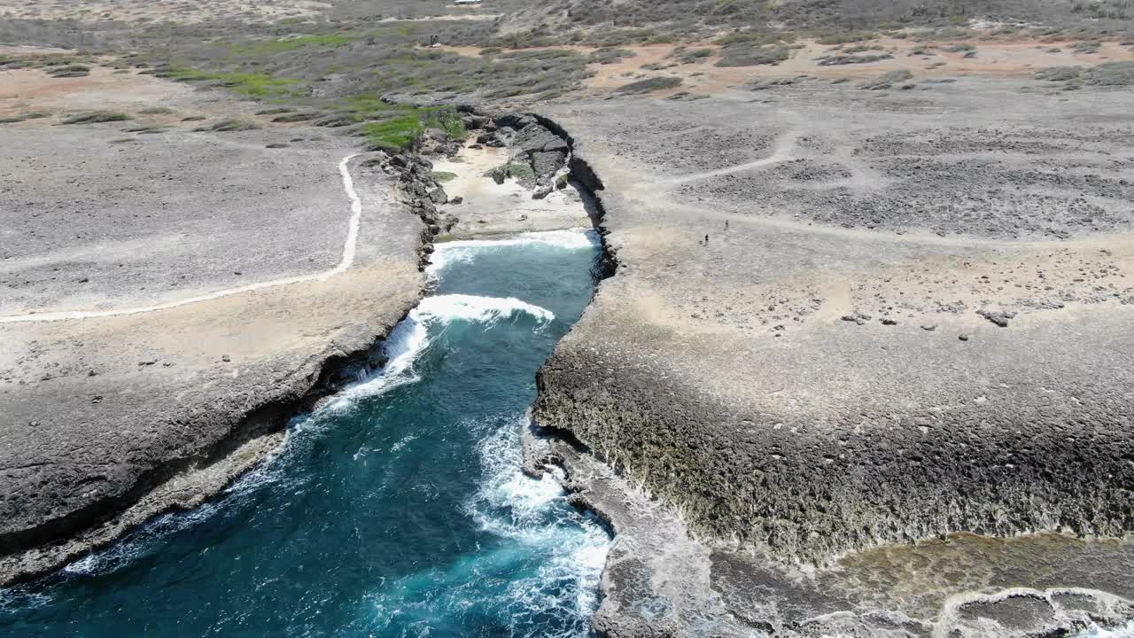 鸟瞰图，库拉索岛的谢特博卡国家公园波涛汹涌视频素材