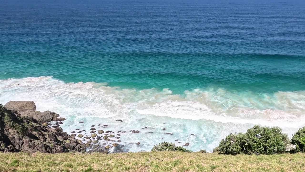 宁静的海岸海浪撞击视频素材