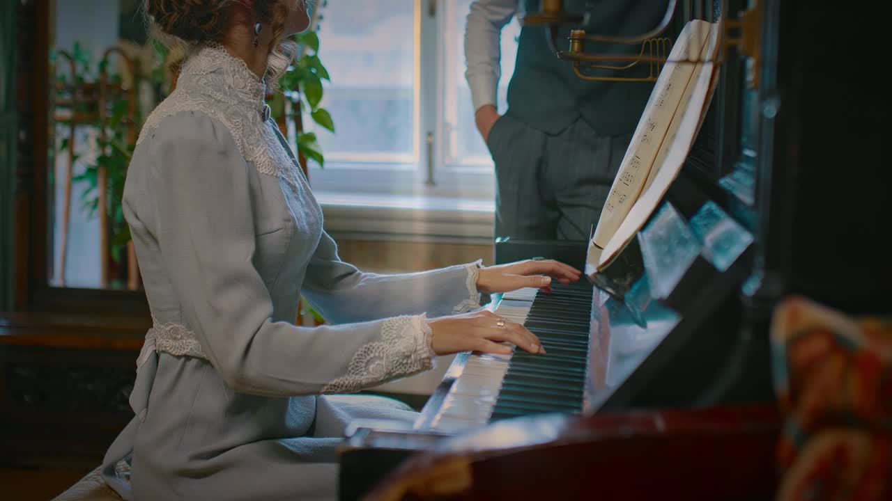 美女为帅哥弹钢琴，19世纪文化，4K，普罗斯视频下载