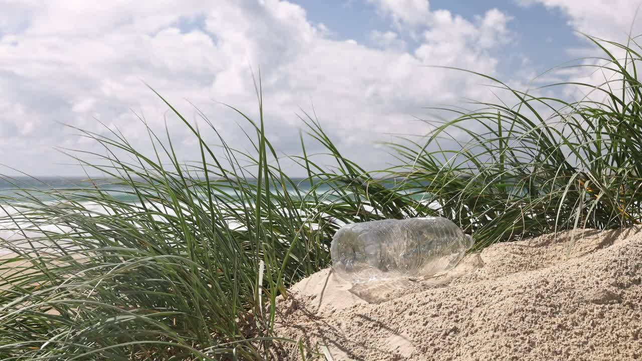 沙丘里的塑料水瓶视频素材