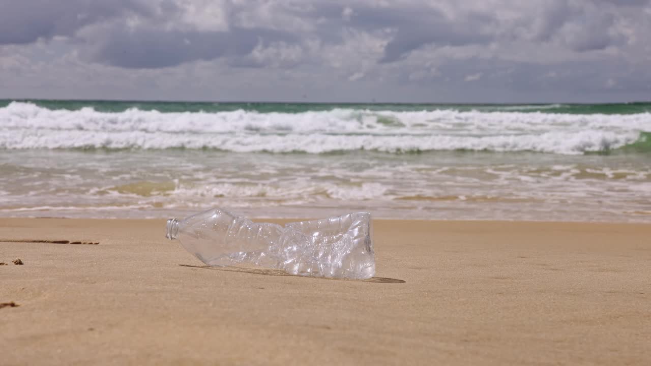 海滩上的塑料水瓶视频下载