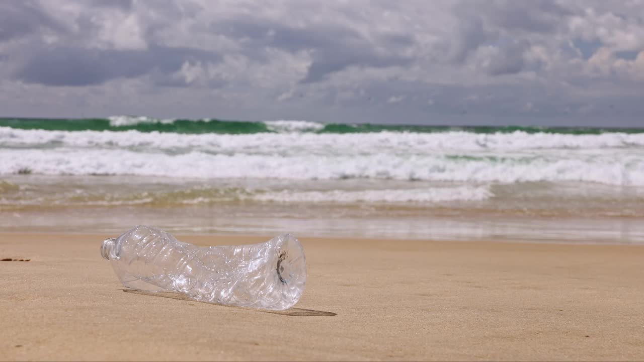 海滩上的塑料水瓶视频素材