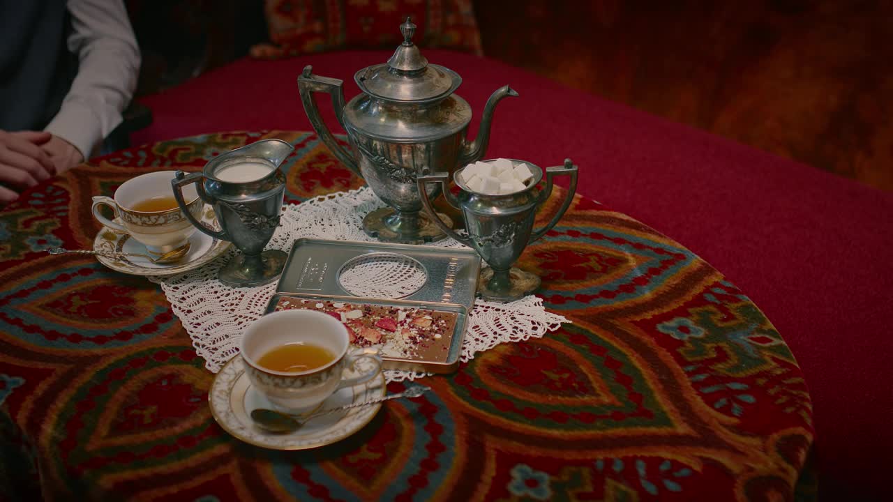 19世纪老房子里的茶时光，古代杯子和水壶的特写，4K, Prores视频下载
