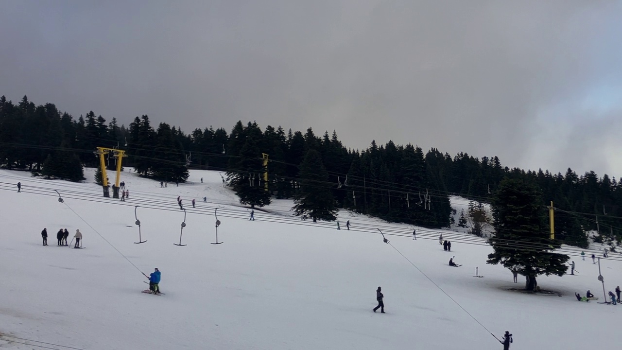 通往土耳其布尔萨乌鲁达格冬季冰雪运动中心的索道视频下载