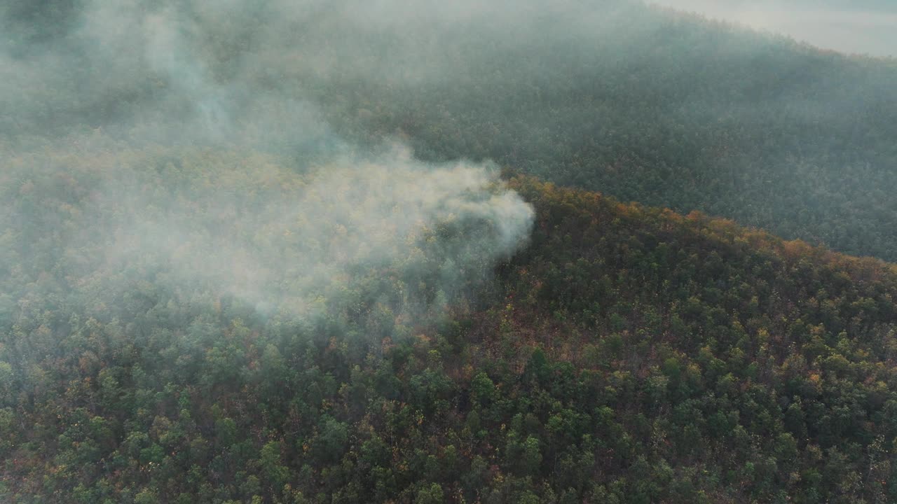 航拍污染山地和热带森林野火灾害视频素材