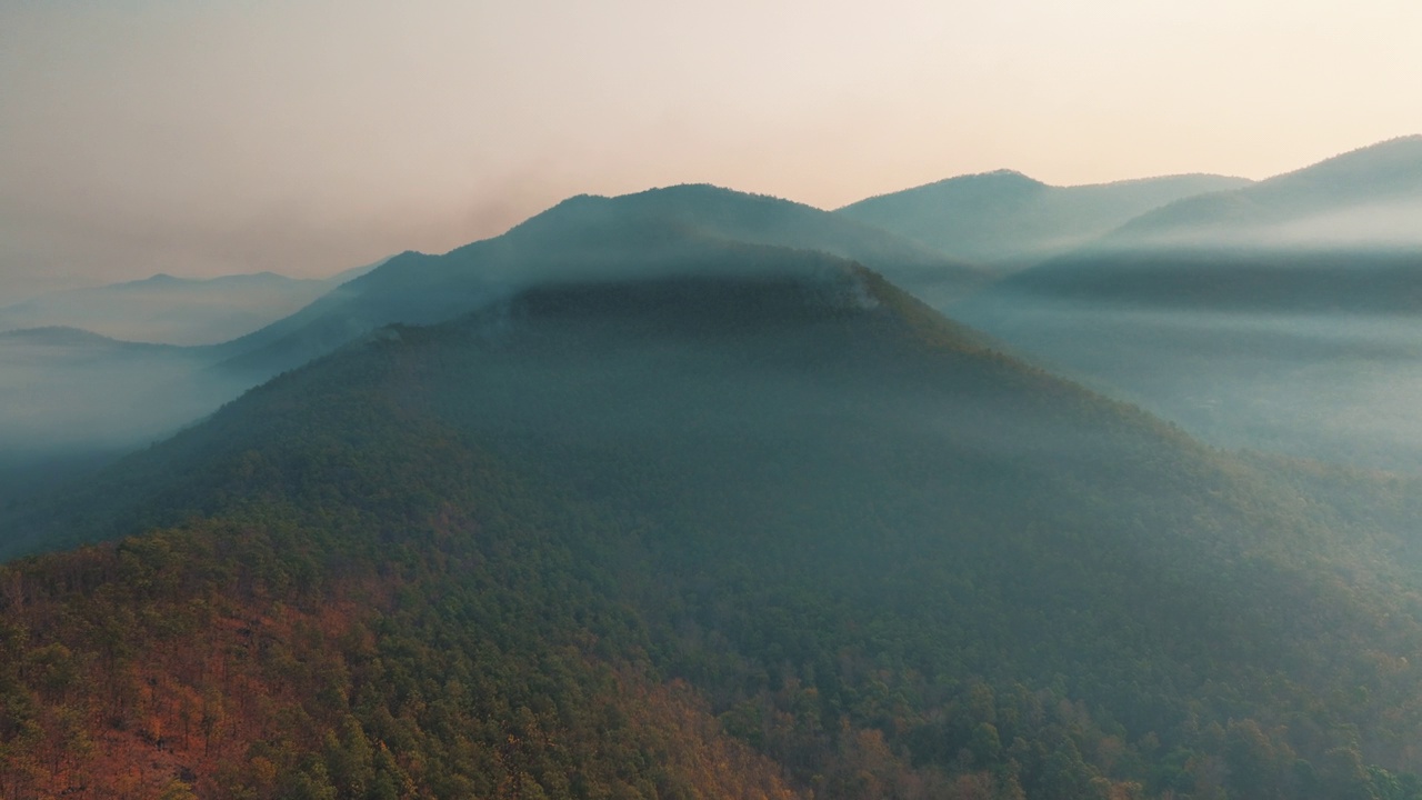 航拍污染山地和热带森林野火灾害视频素材