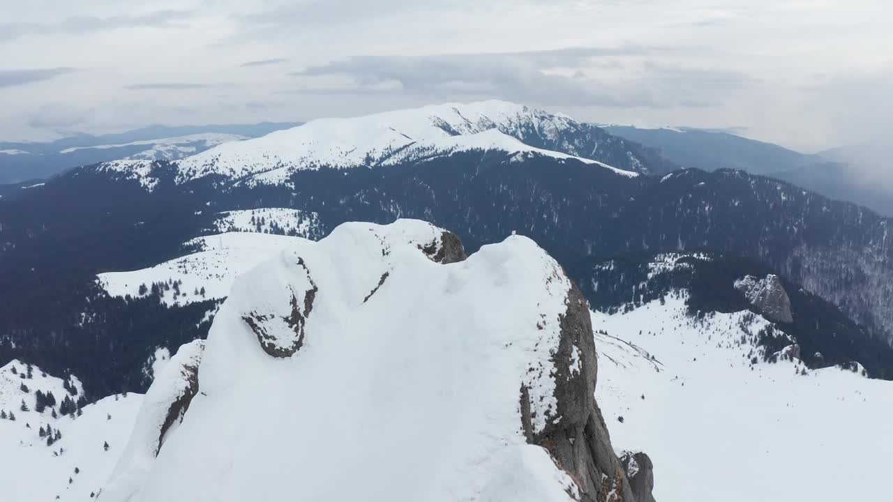 多云天空下白雪覆盖的丘卡斯山脉，宁静而原始的风景，白天拍摄，鸟瞰图视频素材