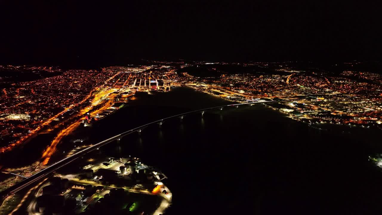 瑞典松斯瓦尔大桥夜景，城市灯火辉煌，鸟瞰视频素材