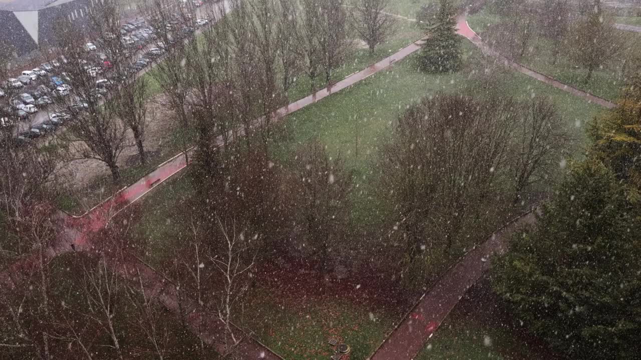 从西班牙北部上空看到的雨夹雪公园视频视频下载