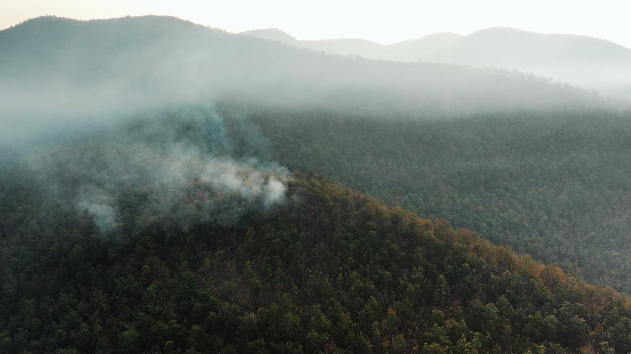 航拍污染山地和热带森林野火灾害视频素材