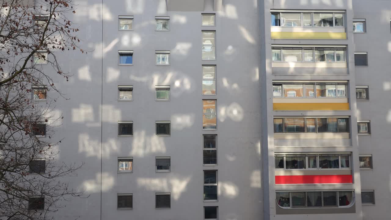 太阳反射在建筑物上视频素材