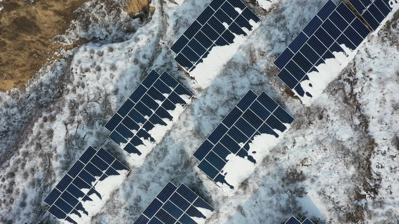 鸟瞰积雪覆盖的高原太阳能光伏视频下载