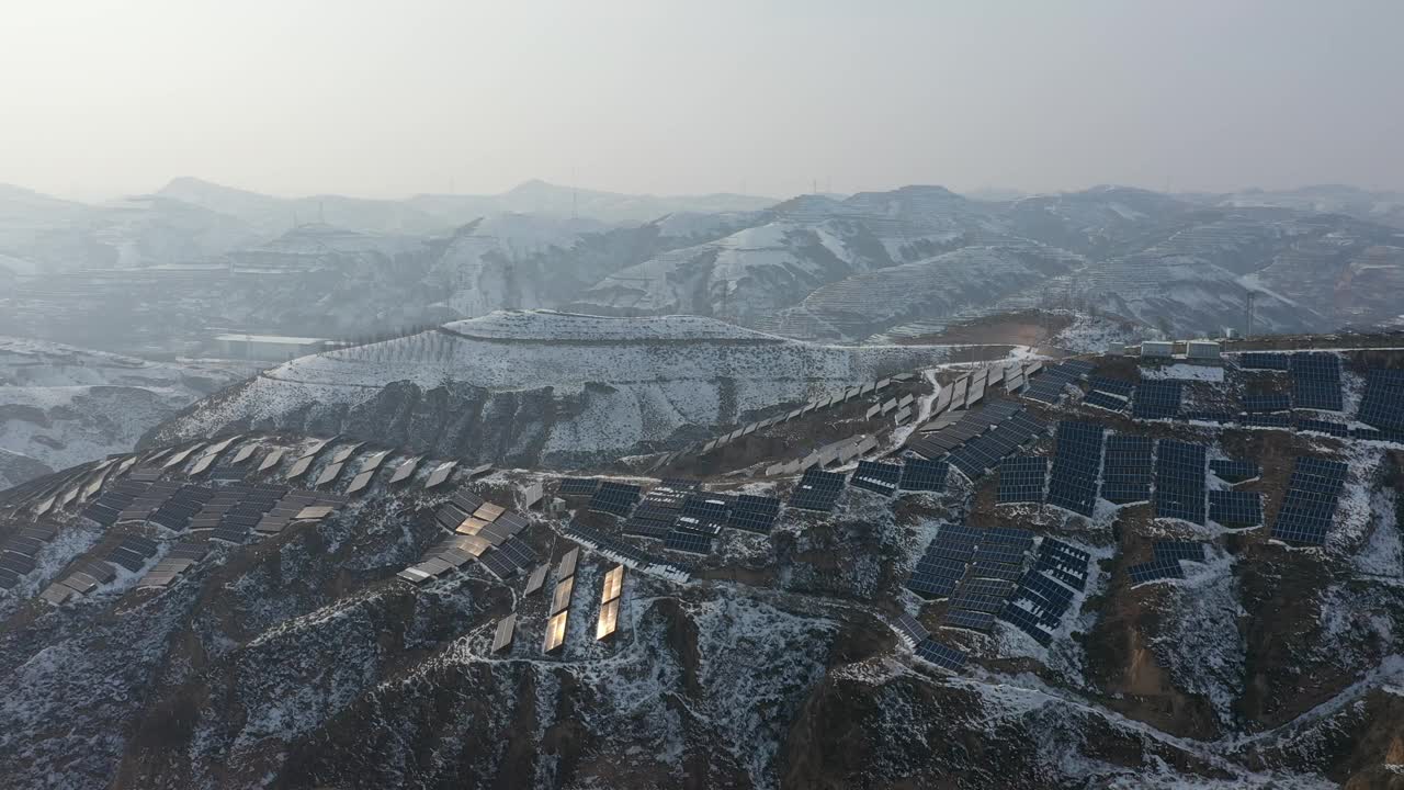 鸟瞰积雪覆盖的高原太阳能光伏视频下载