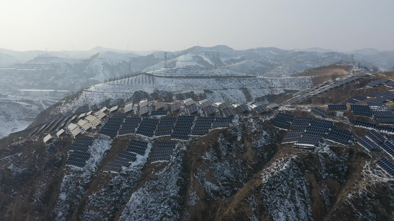 鸟瞰积雪覆盖的高原太阳能光伏视频素材