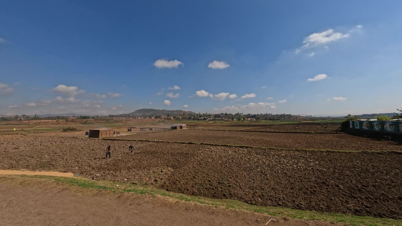 开车从安齐拉贝到米安德里瓦索，马达加斯加中部风景贫瘠，高原森林被砍伐的乡村。森林砍伐造成了农牧用地，也造成了生态问题。视频下载