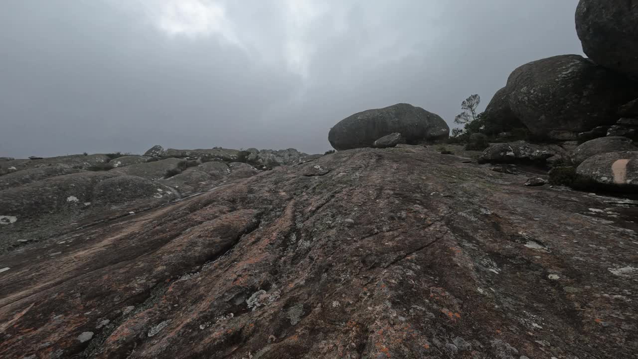 徒步旅行Andringitra国家公园，马达加斯加，山地景观，从高峰下降的路径。在Andringitra山脉徒步旅行。马达加斯加荒野景观。视频下载