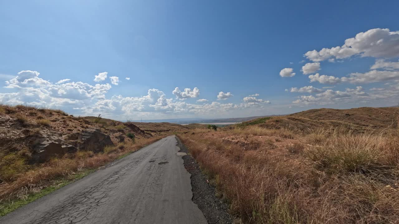 开车从安齐拉贝到米安德里瓦索，马达加斯加中部风景贫瘠，高原森林被砍伐的乡村。森林砍伐造成了农牧用地，也造成了生态问题。视频下载