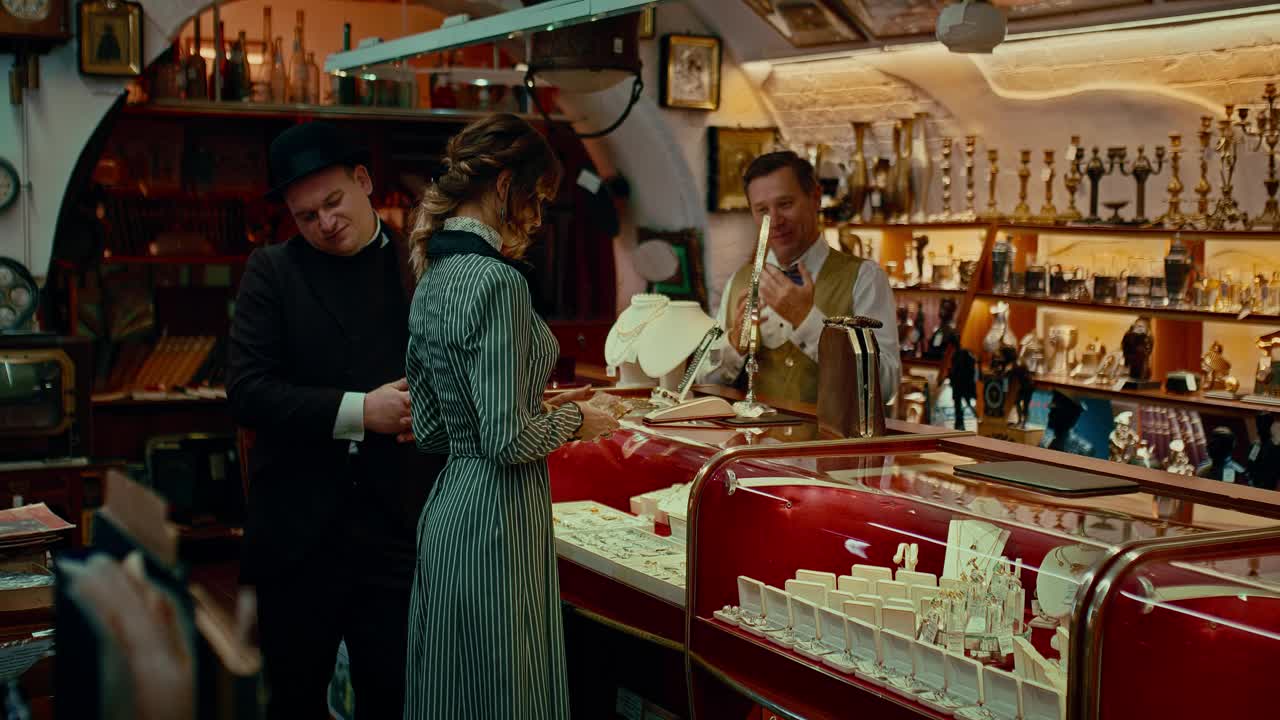19世纪，富有的女人在珠宝店购买珍贵的项链，4K，普罗斯视频下载