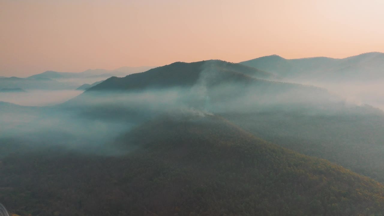 航拍污染山地和热带森林野火灾害视频素材