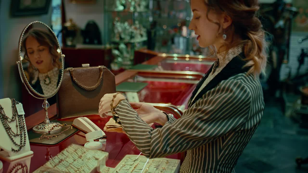 19世纪，一名女子在珠宝店试戴着金手镯视频下载
