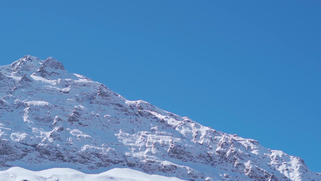 从印度喜马偕尔邦拉胡尔山谷的基隆拍摄的冬季白雪覆盖的喜马拉雅山峰景观。冬季的雪山高峰。视频素材