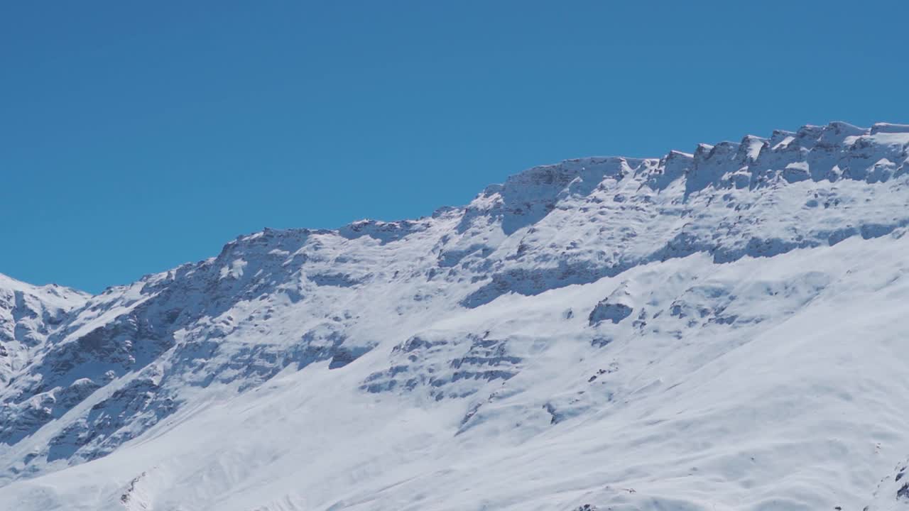 从印度喜马偕尔邦拉胡尔山谷的基隆拍摄的冬季白雪覆盖的喜马拉雅山峰景观。冬季的雪山高峰。视频素材