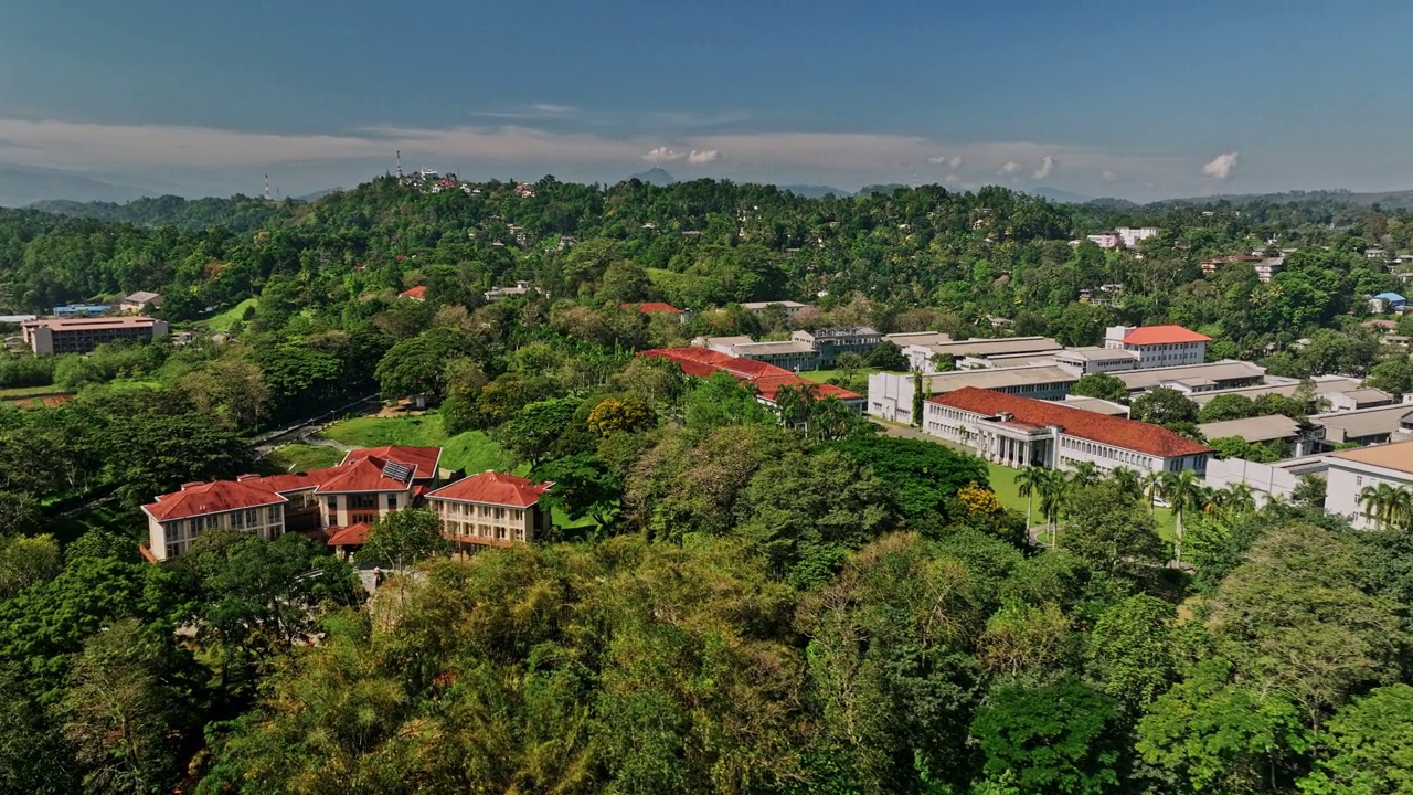 Peradeniya Sri Lanka Aerial v4拍摄无人机飞越Mahaweli河，拍摄大学校园地面，康提郊区和山坡上的住宅-使用Mavic 3 Cine拍摄，2023年4月视频素材