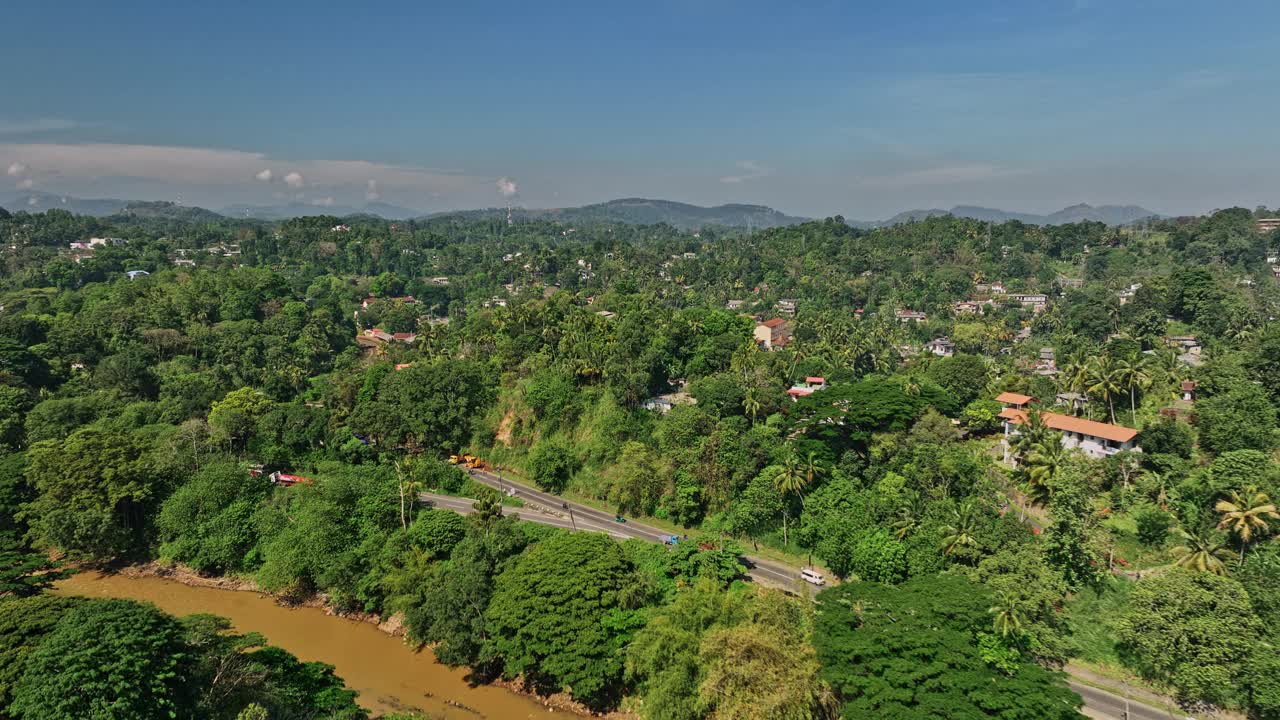 Peradeniya Sri Lanka Aerial v2在Mahaweli河上拍摄无人机，沿着A1主干道拍摄城镇景观、火车站和山坡景观，使用Mavic 3 Cine拍摄，2023年4月视频素材