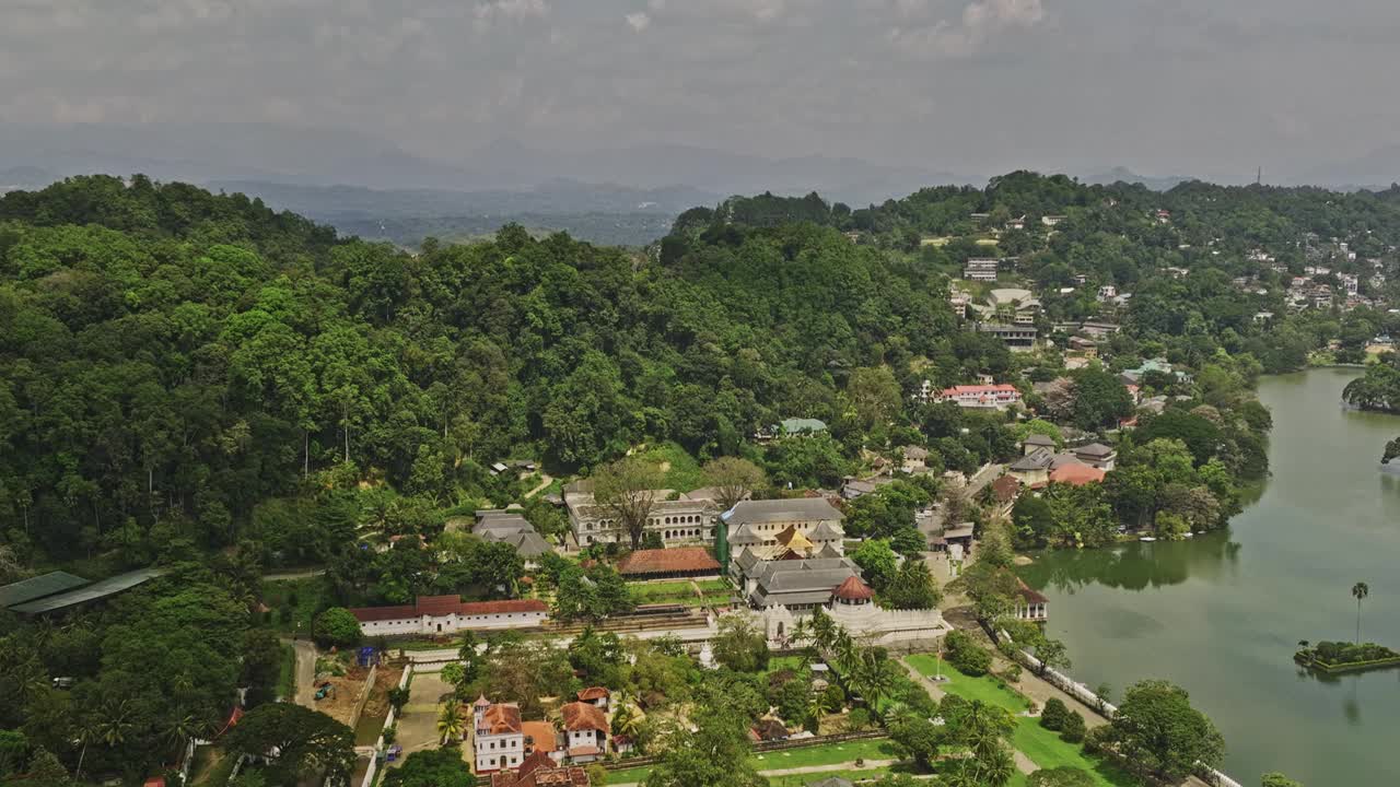 斯里兰卡康提航拍v11鸟瞰图无人机飞越圣城和佛牙寺，中央山的历史地标和Bogambara湖的景色-由Mavic 3 Cine拍摄，2023年4月视频素材