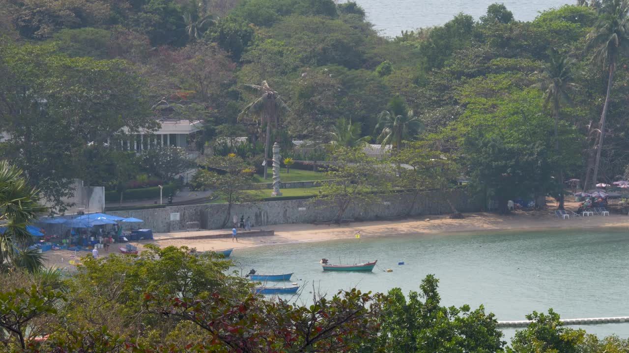 在泰国芭堤雅海滩漫步的游客鸟瞰图视频素材